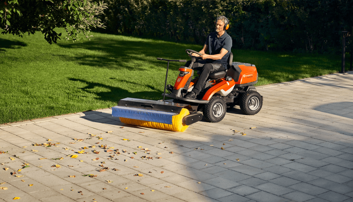 Husqvarna R 316TsX AWD: Váš celoroční pomocník