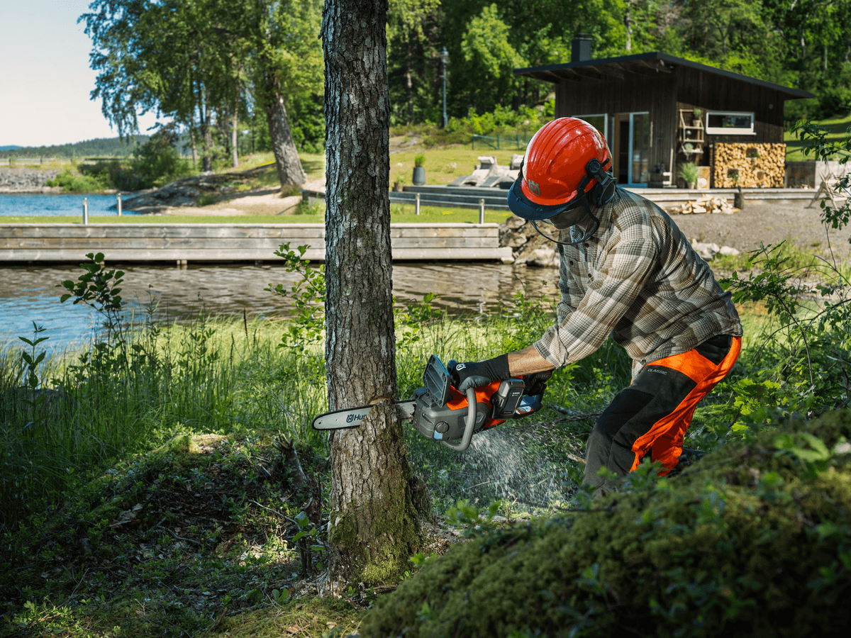 Husqvarna 242i: Vaše Akumulátorová Síla pro Dřevo i Zahradu